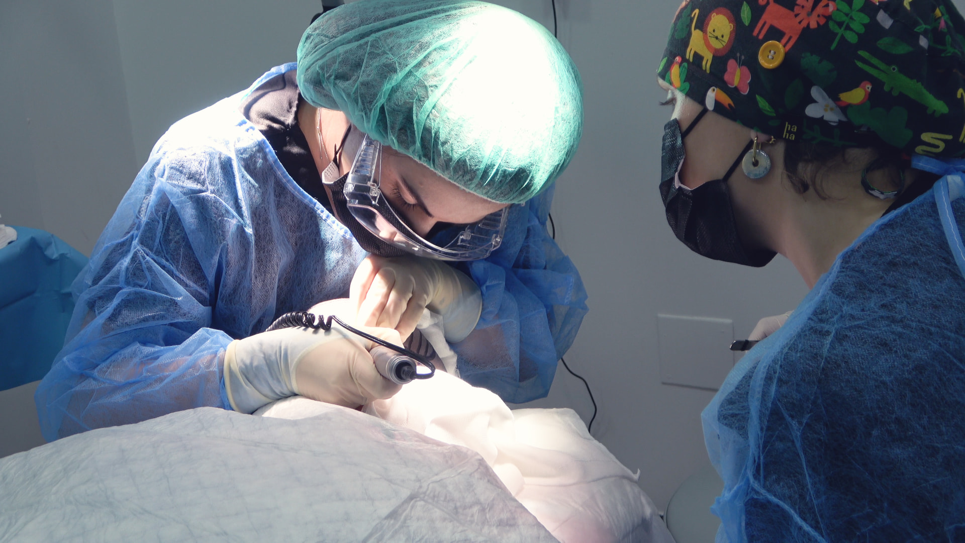 Equipo médico realizando un injerto capilar con técnica FUE en quirófano