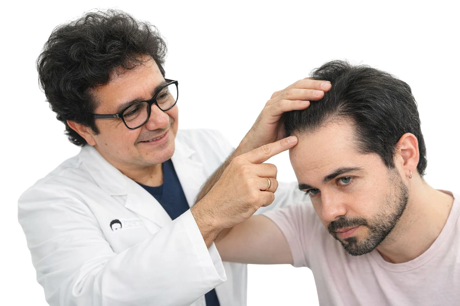 Tricólogo realizando un estudio capilar en Alfa Clinics Zaragoza