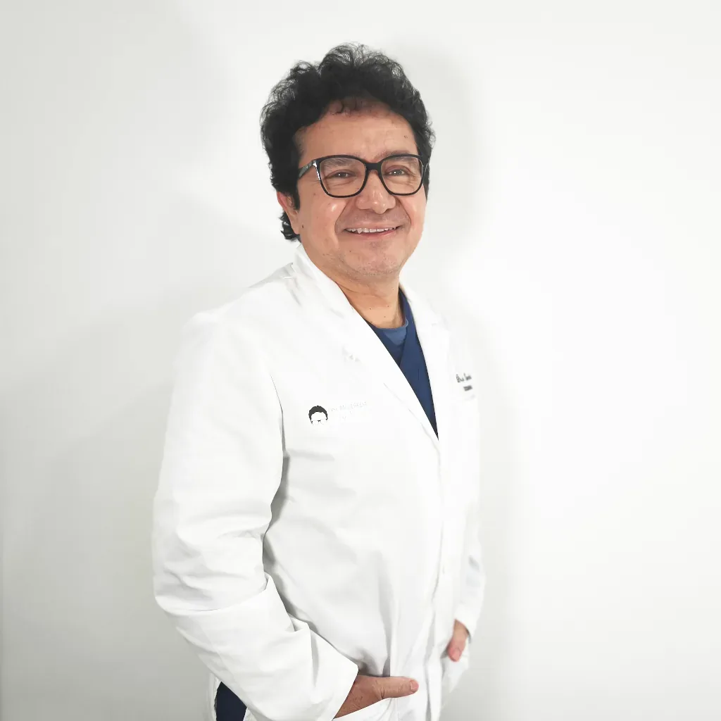Doctor Óscar Zepeda, especialista en injerto capilar en Zaragoza